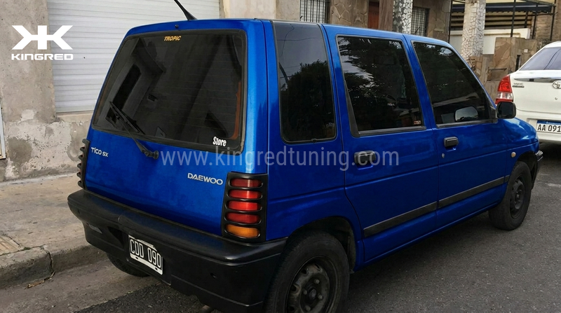 Instalado en un tico azul